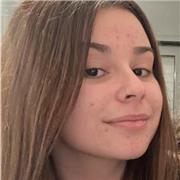 Chica imparte clases de apoyo escolar